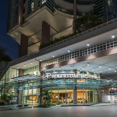 Chatrium Hotel Riverside Bangkok Zewnętrze zdjęcie The hotel's main entrance