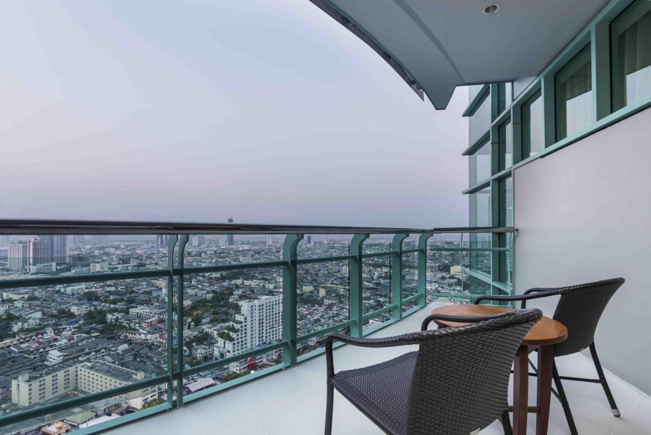 Chatrium Hotel Riverside Bangkok Zewnętrze zdjęcie A balcony in a condominium