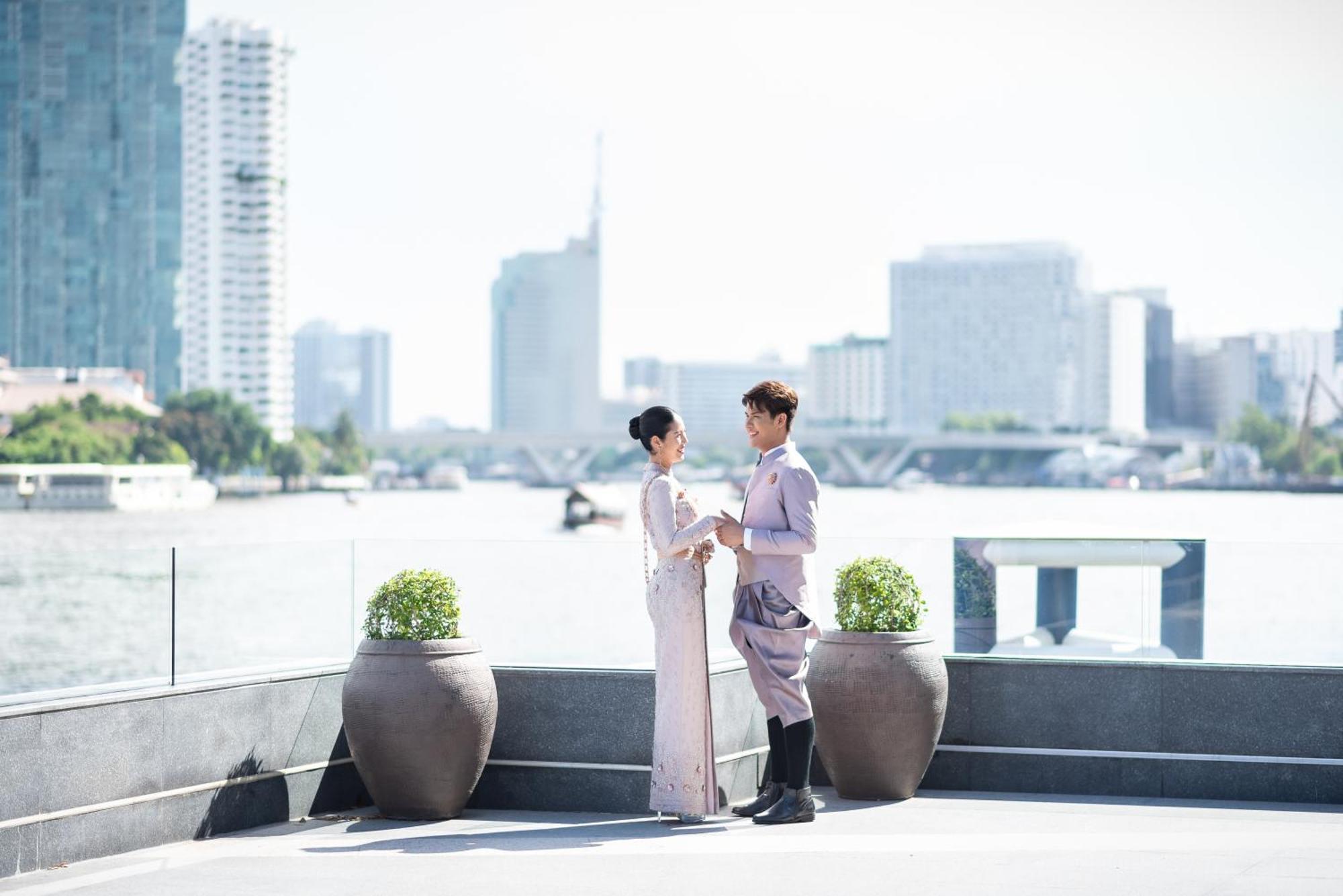 Chatrium Hotel Riverside Bangkok Zewnętrze zdjęcie Thai people wearing Thai traditional dress