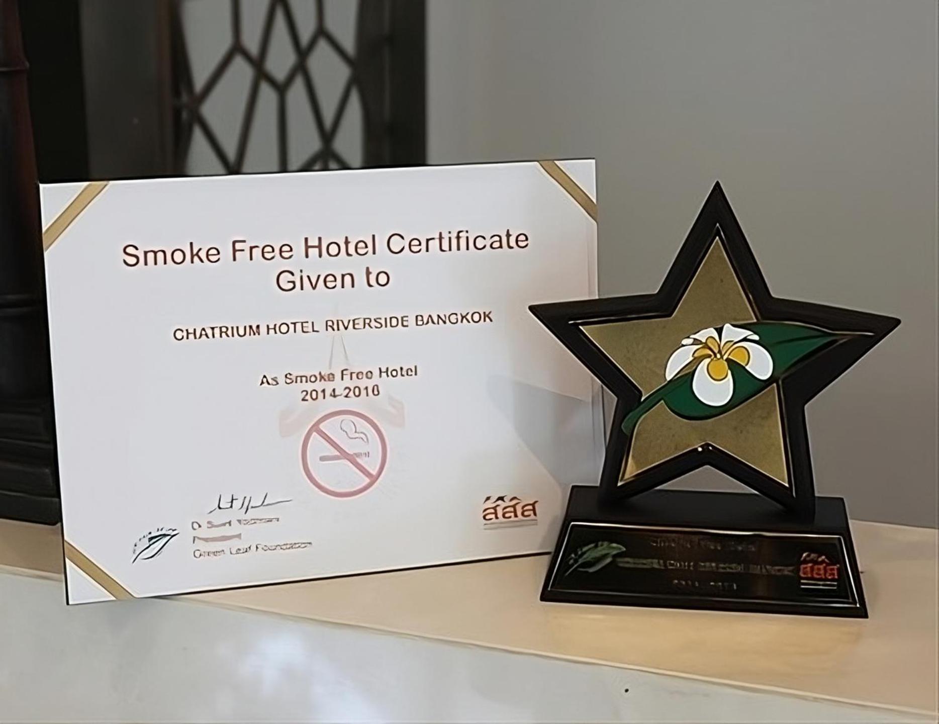 Chatrium Hotel Riverside Bangkok Zewnętrze zdjęcie Smoke Free Hotel Certificate