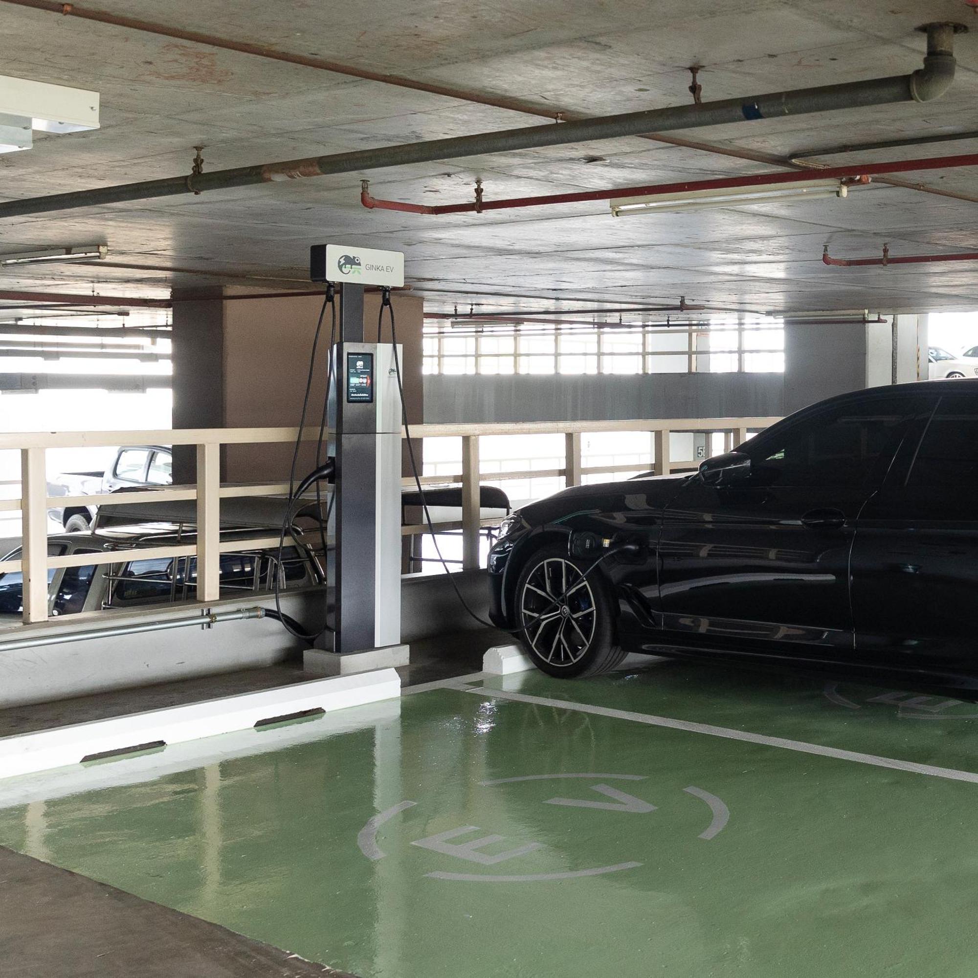 Chatrium Hotel Riverside Bangkok Zewnętrze zdjęcie EV charging station in a parking garage