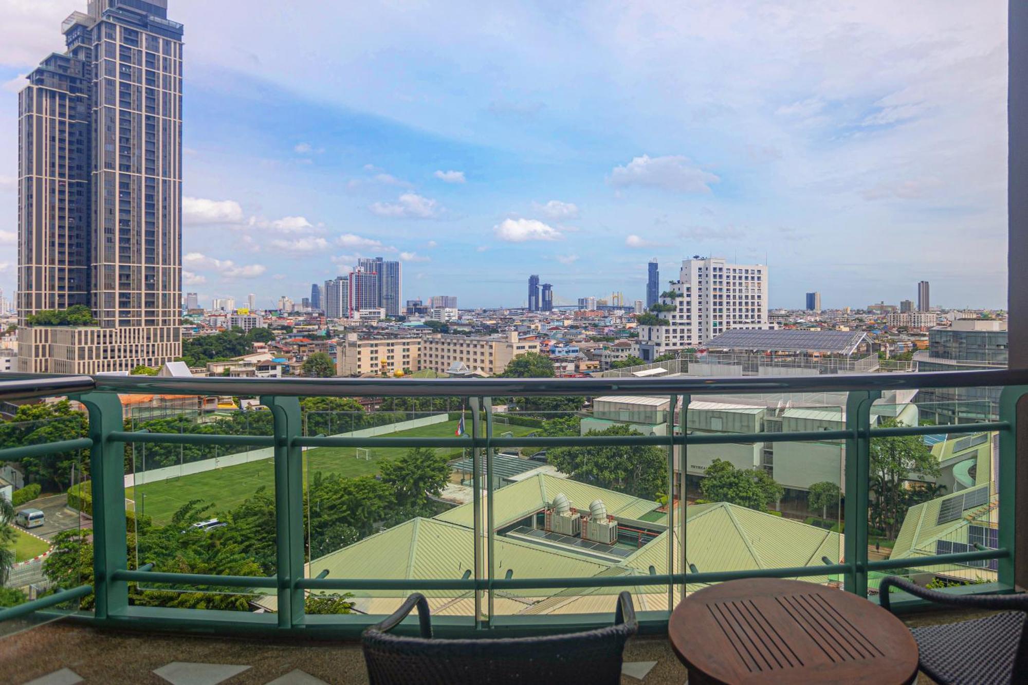 Chatrium Hotel Riverside Bangkok Zewnętrze zdjęcie View of the Makati skyline from the 29th floor of the Shangri-La Hotel