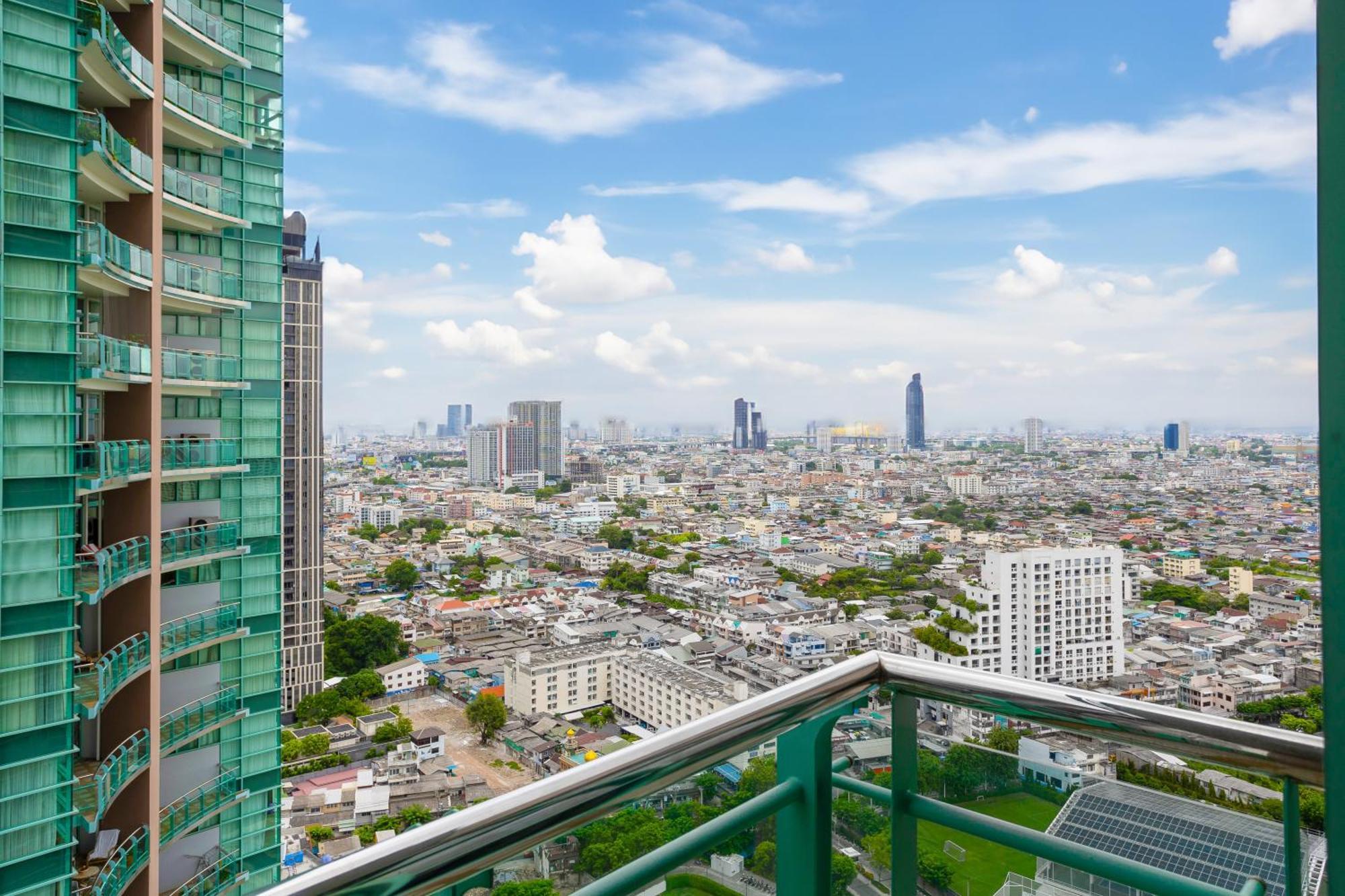 Chatrium Hotel Riverside Bangkok Zewnętrze zdjęcie View of Bangkok from the 39th floor of the building