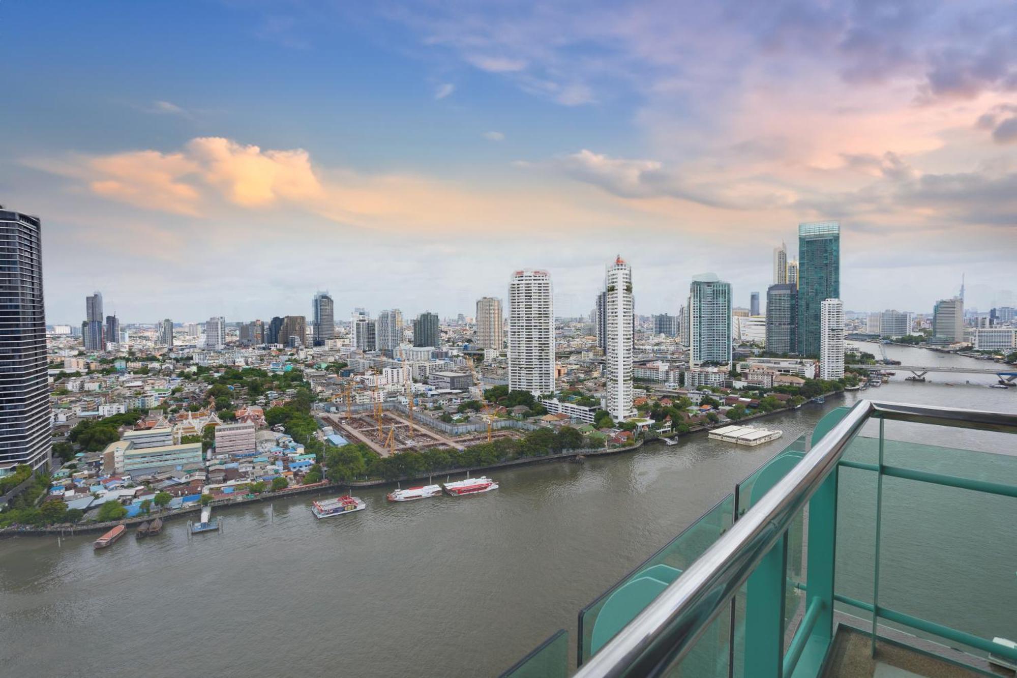 Chatrium Hotel Riverside Bangkok Zewnętrze zdjęcie View of the Chao Phraya River from the 39th floor of the hotel