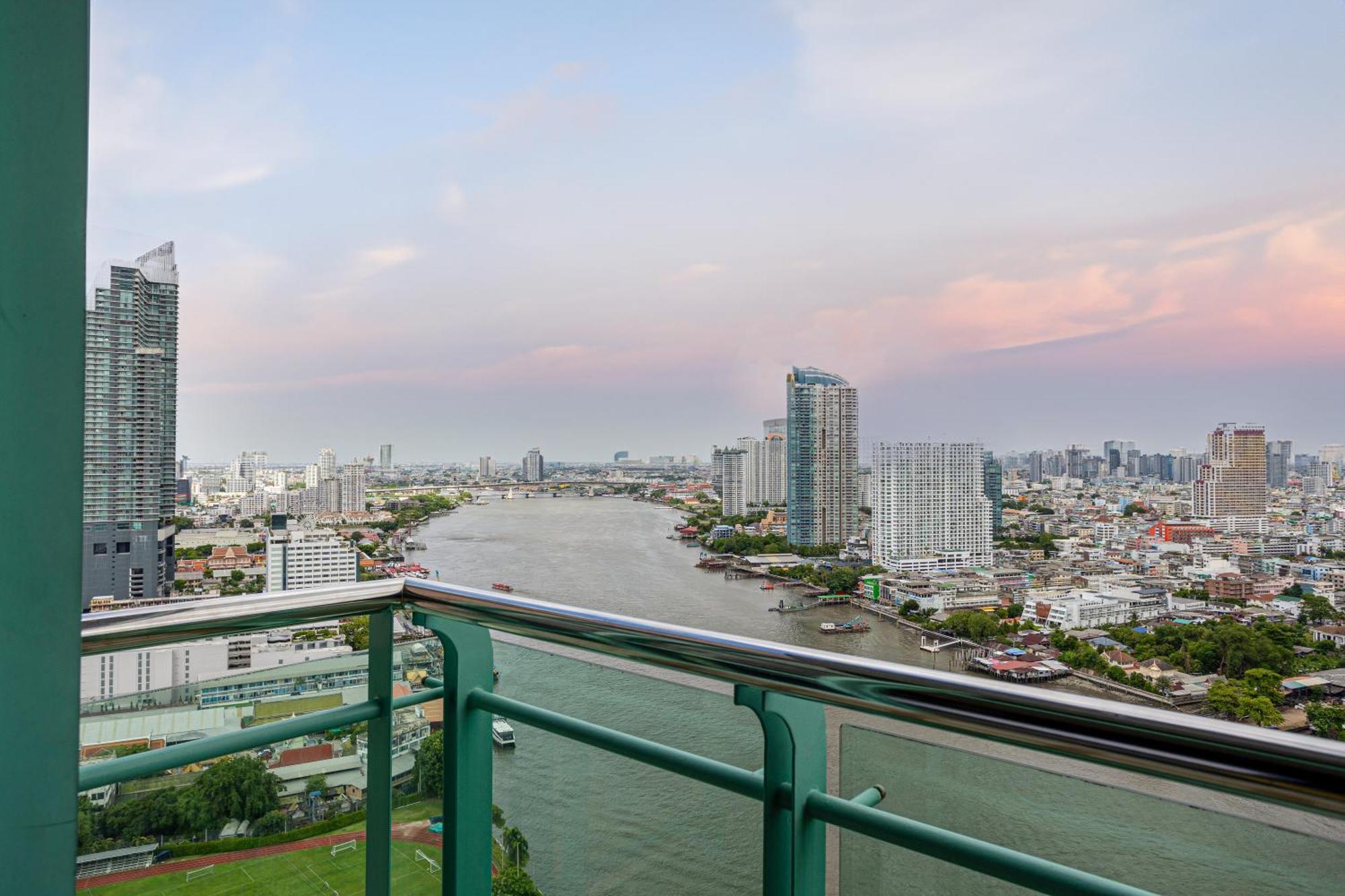 Chatrium Hotel Riverside Bangkok Zewnętrze zdjęcie View of the Chao Phraya River from the 39th floor of the hotel